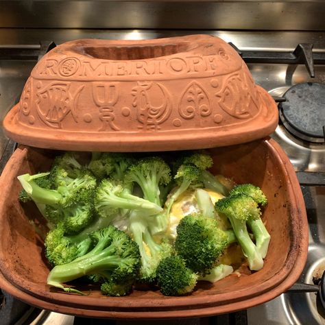 Romertopf Clay Pot Recipes Chicken, Clay Roaster Recipes, Romertopf Clay Pot Recipes, Romertopf Recipes, Clay Pot Recipes, Clay Pot Cooking Recipes, Clay Cookware, Roaster Recipes, Chicken With Broccoli