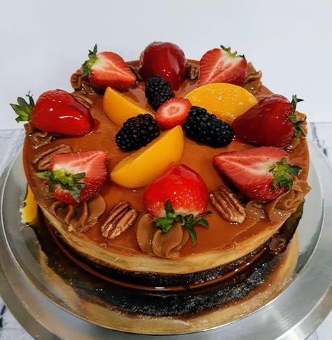 Chocoflan decorado con fruta Flan Ideas, Choco Flan, Flan Dessert, Flan Cake, Flan, Dessert Recipes Easy, Cake Ideas, Delicious Desserts, Cake Decorating