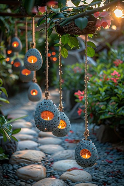 Diy Garden Wall Art, Diy Courtyard Ideas On A Budget, Unique Patio Ideas, Diy Yard Art Ideas, Outdoor Decor Diy, Ceramic Garden Art, Yard Art Ideas, Diy Rock Garden, Backyard Door