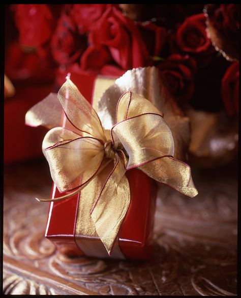 Cute Christmas gift wrap—red paper & gold red-trimmed ribbon❣ The Many Colors of Christmas | Carolyne Roehm Glam Pad, Gift Wrapping Inspiration, Creative Gift Wrapping, Beautiful Gift Wrapping, Wrapping Ideas, Pretty Gift, Gold Christmas, Christmas Gift Wrapping, Christmas Wrapping