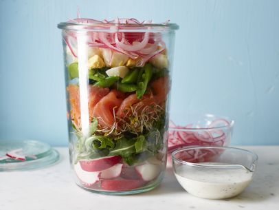 Smoked Salmon and Sugar Snap Pea Salad-in-a-Jar Smoked Salmon Salad Recipes, Pretty Layers, Sugar Snap Pea, Snap Pea Salad, Smoked Salmon Salad, Salmon Salad Recipes, Snap Pea, Super Salads, Jar Recipes