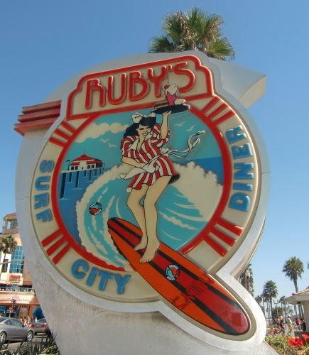 Ruby's diner in Huntington Beach on the Pier Beach Diner Aesthetic, Rubys Diner, Surf Mural, Diner Aesthetic, 50's Diner, Huntington Beach Pier, Beach Cruisers, Huntington Beach California, American Diner