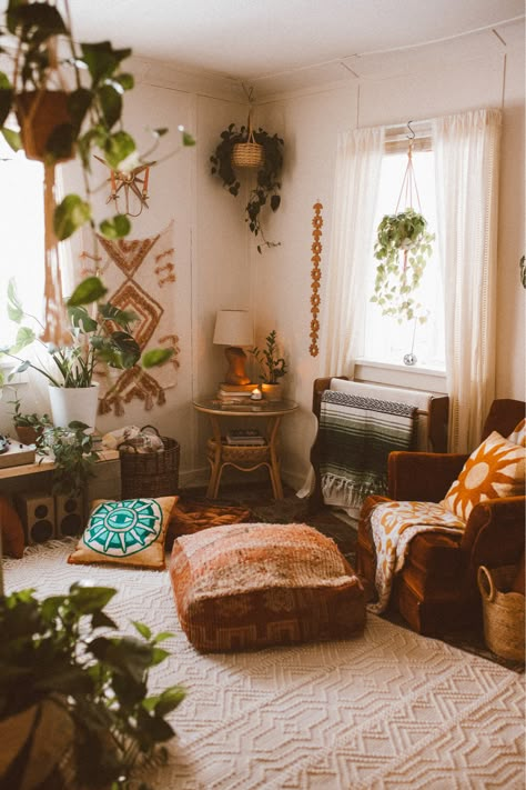 70s Bedroom Aesthetic, Hippie Apartment Aesthetic, Hippie Apartment, Thrift Decor, Apartment Decorating On A Budget, Hippie Aesthetic, Bedroom Lounge, Apartment Makeover, Home Decor Apartment