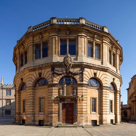 Sheldonian Theatre viewed from Broad Street, Oxford. Built 1664 to 1668. Architect: Christopher Wren Radcliffe Camera, Regency Architecture, Oxford United Kingdom, Theatre Building, Europe Architecture, Oxford City, Oxford United, English Architecture, South East England