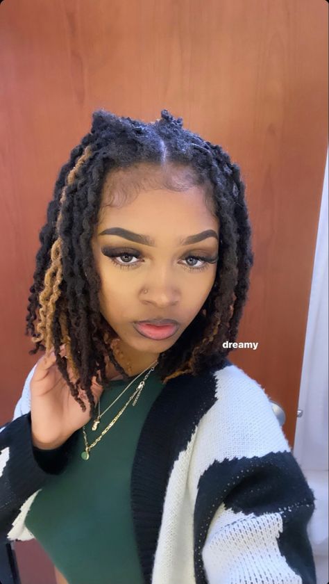 Blonde Highlights On Locs, 4b Locs, Half Dyed Locs, Dyed Locs, Short Locs, Beautiful Locs, Dreads Girl, Short Locs Hairstyles, Dreadlock Styles