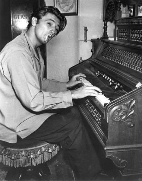 Robert Mitchum, Classic Film Stars, Playing The Piano, Golden Age Of Hollywood, The Piano, Hollywood Actor, Classic Films, Vintage Hollywood, Classic Movies