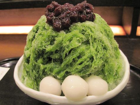 Japanese shaved ice is called kakigori. A traditional kind is Ujikintoki. This recipe uses shaved ice and green tea syrup topped with red bean paste. How To Make Syrup, Japanese Shaved Ice, Shaved Ice Recipe, Shaved Ice Syrup, Tea Syrup, Japanese Treats, Oyster Recipes, Salmon Sushi, Homemade Sushi