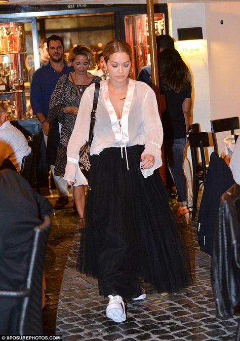 Beauty: For the dinner, the songstress donned a black net skirt and a sheer… Black Tulle Skirt Outfit Casual, Tulle Skirt Outfit Casual Street Style, Black Net Skirt, Tulle Skirt Outfits, Black Tulle Skirt Outfit, Tulle Skirt Outfits Casual, Outfits 40s, Tulle Skirt Outfit, Black Tulle Skirt