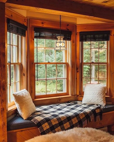 Craftsman Cabin, Bedroom Reading Nook, Cabin Windows, House Unique, Craftsman Interior, Cabin Living Room, Cabin Bedroom, Dekor Diy, Cabin Interiors