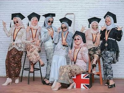 Gambar Kebaya Wisuda Muslimah Berjilbab Modern, Anggun! - ini merupakan kebaya desain modern dengan model terbaru wanita muslimah berhijab. dengan perpaduan exklusif. jika anda menggunakan kebaya... Jika anda ingin membaca artikel ini lebih lanjut maka klik link di atas kunjungi situs http://modelkebayamodernterbaru.blogspot.com/ Terimakasih Kebaya Wisuda Graduation, Model Kebaya Modern Wisuda, Kebaya Modern Simple, Kebaya Wisuda Hijab, Model Kebaya Wisuda, Graduation Pose, Simple Hijab, Kebaya Muslim, Graduation Poses