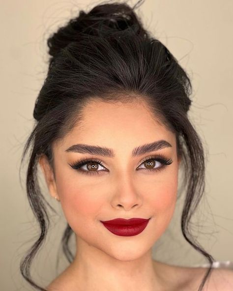 Red Lips Bride, Lipstick Makeup Looks, Bride Makeup Natural, Red Lipstick Makeup Looks, Bronze Makeup Look, Red Lips Makeup Look, Wedding Makeup Tutorial, Classy Makeup, Trending Makeup