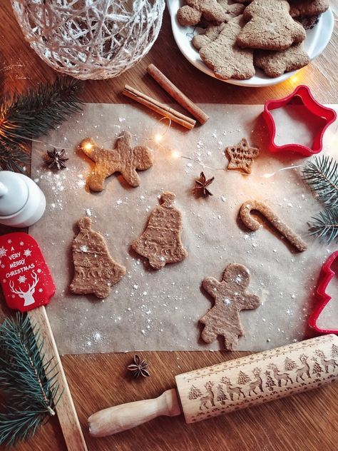 Gingerbread Cookie Photoshoot, Baking Cookies Christmas Photoshoot, Christmas Photoshoot Ideas For Products, Christmas Cookie Photoshoot, Christmas Cookie Photo Shoot, Baking Christmas Cookies Photo Shoot, Christmas Flatlay Photography, Cookie Flatlay, Christmas Cookies Photoshoot