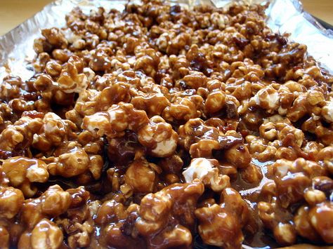 Yum. Snacks Salty, Bacon Popcorn, Bourbon Caramel, Popcorn Recipes Caramel, Caramelized Bacon, Bourbon Recipes, Caramel Corn, Popcorn Recipes, Caramel Popcorn