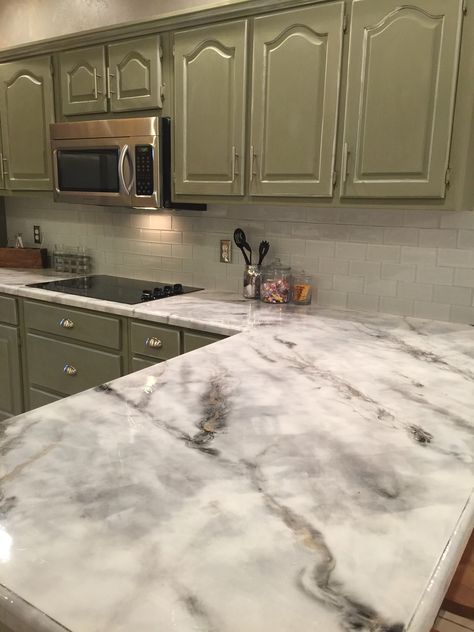 Before & After: The "I Can't Believe It's Not Real Marble" Makeover Stone coat countertops - see youtube video Faux Marble Countertop, Replacing Kitchen Countertops, Interior Design Blogs, Kitchen Remodel Countertops, Diy Kitchen Countertops, Formica Countertops, Kitchen Countertop Materials, Painting Countertops, Epoxy Countertop