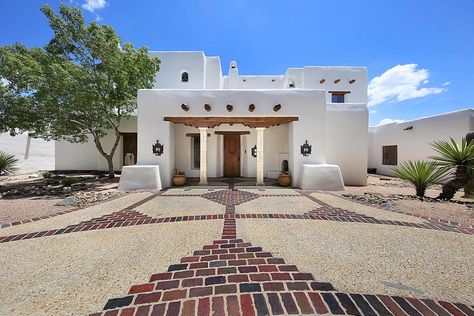 George Strait's Stunning San Antonio Estate Is for Sale [Pictures] George Strait House, Cob House Interior, Texas Mansions, George Strait Family, Ranch House Ideas, King George Strait, Paver Ideas, Spanish Homes, Hacienda Style Homes