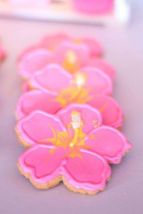 Pink Hawaiian Party, Hibiscus Flower Birthday Party, Hibiscus Birthday Party, Flamingo Birthday Party Food, Coconut Girl Birthday Party, Hawaii Birthday Party Ideas, Flamingo Desserts, Flamingo Party Food, Flamingo Birthday Party Ideas