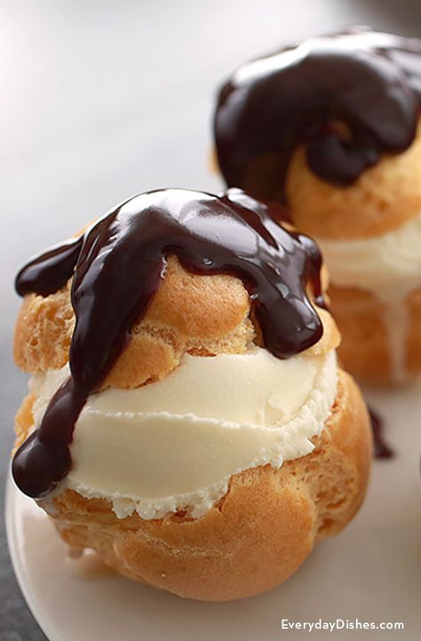 We’ve got the perfect make-ahead dessert to serve for any occasion! These no-mess ice cream puffs are simple to make and unbelievably versatile. Ice Cream Puffs, Cream Puff Dessert, Puff Dessert, Cream Puff Recipe, Chocolate Eclair, Puff Recipe, Make Ahead Desserts, Fudge Sauce, Quick Healthy Meals