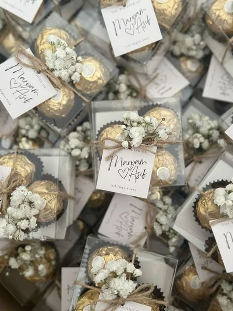 Wedding Recuerdos Souvenirs Bodas, Gift Favour Ideas, Wedding Favors Boxes Ideas, Wedding Favors Sweets, Cute Wedding Gifts For Guests, Ferrero Rocher Wedding Favors, Engagement Gift Ideas For Guests, Wedding Guests Gift Ideas, Engagement Souvenir Ideas