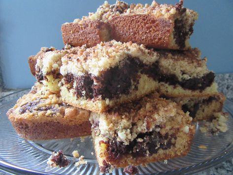 Marble Crumb Cake Chocolate Crumb Cake Recipe, Easy Cheese Potatoes, Chocolate Crumb Cake, Snacking Cake, Gaps Recipes, Fig Newtons, Chocolate Crumbs, Crumb Cake Recipe, Snack Cakes