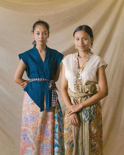 Traditional Outfits Indonesia, South Asian Clothes Aesthetic, Indonesia Dress Traditional Clothes, Indonesian Outfit, Indonesian Traditional Clothes, Indonesian Designer Fashion, Kain Bali, Indonesian Clothing, Indonesian Kebaya Modern