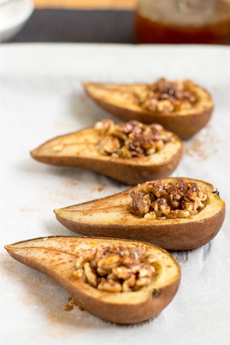 Easy Baked Pears. Prep Time 5 minutes, Bake Time 25 minutes | #dessert #vegetarian | hurrythefoodup.com Savory Dessert, Maple Syrup Recipes, Low Calorie Vegan, Pear Dessert, Baked Pears, Pear Recipes, Guilt Free Dessert, High Fiber Foods, Easy Cinnamon