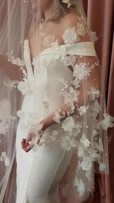 Wedding Veil With Flowers, Wedding Veils With Hair Down, Veil With Flowers, Long Wedding Veil, Wedding Dress And Veil, White Wedding Gown, Baju Kahwin, Long Veil Wedding, Floral Veil