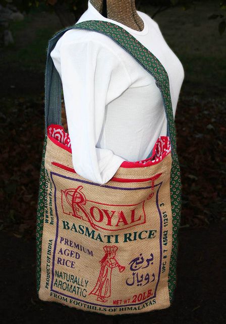 Repurposed Tote from a rice bag. I have one of these and cannot wait to repurpose it! Feed Sack Bags, Coffee Sacks, Recycled Plastic Bags, Rice Bag, Upcycled Bag, Rice Bags, Jute Bag, Sack Bag, Diy Tote Bag