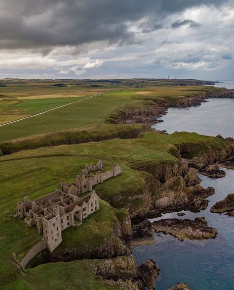 Slains Castle Scotland, Scottish Castles Highlands, Shadow Castle, Seelie Queen, Slains Castle, Animals Quotes, Scotland Travel Guide, Travel Tattoos, Scotland History