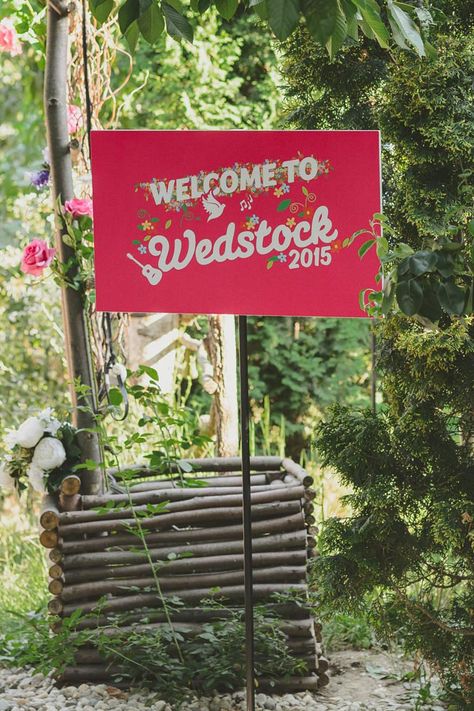 Woodstock Festival Wedding in Romania Woodstock Wedding Theme, Wedstock Wedding, Woodstock Party, Woodstock Wedding, Romanian Wedding, Sziget Festival, Bbq Cookout, Campground Wedding, Hippie Garden