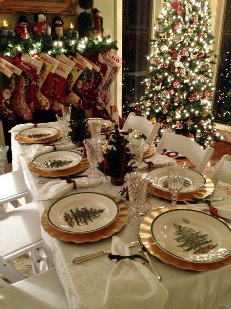 Old World Home Decor, Christmas Nostalgia, Christmas Dreaming, Christmas Dinner Table, Christmas Dinner Party, The Enchanted Home, Classy Christmas, Spode Christmas Tree, Enchanted Home