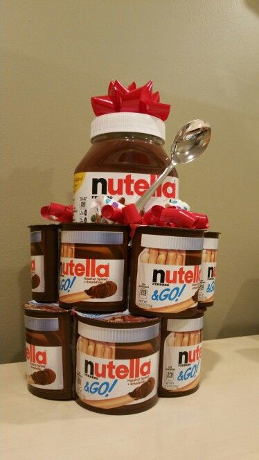 Nutella Tower: For That Nutella Lover! Nutella Gift, Nutella Gifts, Nutella Lover, Gift Towers, Diy Birthday Gifts For Friends, Chocolate Nutella, Diy Birthday Gifts, Diy Birthday, Food Gifts