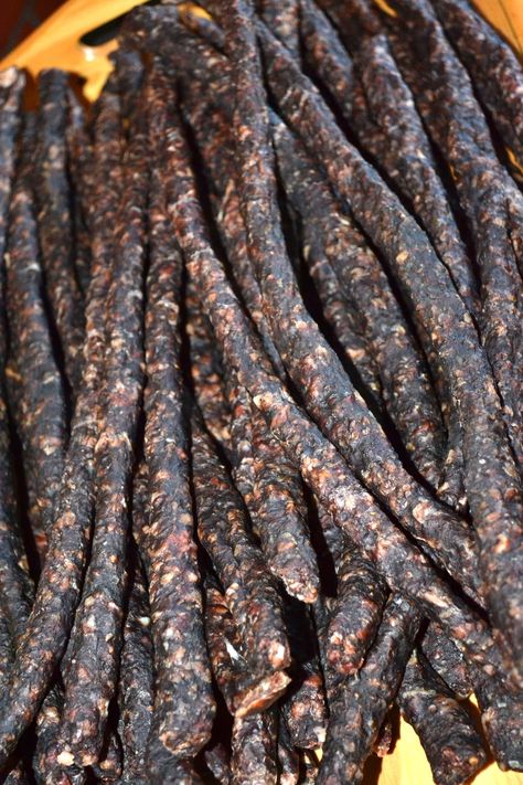 Biltong Recipe Dehydrator, Biltong Recipe, Cooking Soul Food, Dried Meat, Homemade Sausage Recipes, Beef Sticks, Work Meals, Homemade Sausage, Num Num