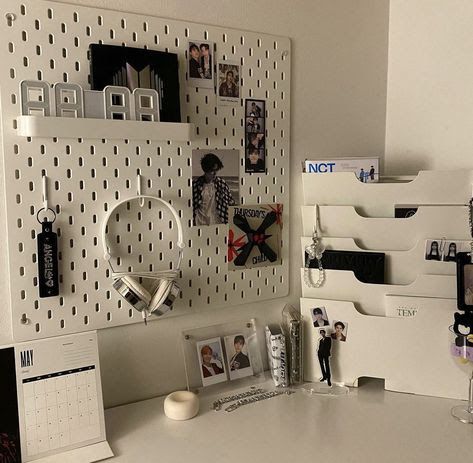 Desk Inspo Black And White, Room Ideas Aesthetic White And Black, Aesthetic Room Ideas Black And White, Black And White Korean Bedroom, Black And White Desk Setup Aesthetic, Black And White Kpop Desk, Desk Ideas Black And White, Clean Kpop Room, Kpop Room Aesthetic Desk