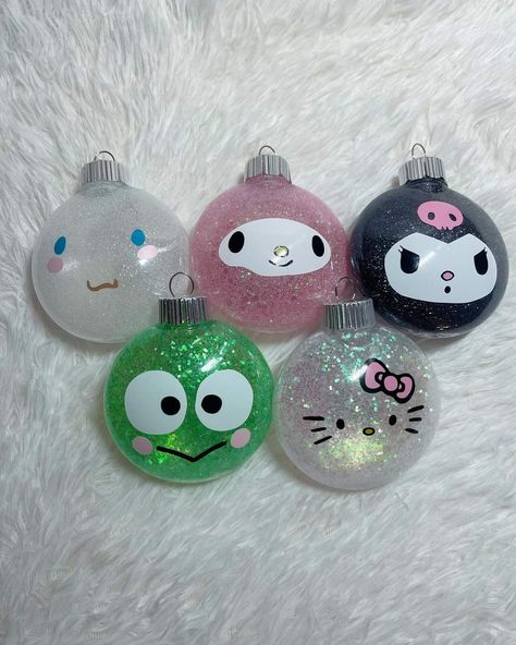 Sanrio Ornaments Diy, Diy Hello Kitty Ornaments, Kuromi Christmas Tree, Hello Kitty Tree Christmas, Sanrio Christmas Decor, Hello Kitty Christmas Tree Ideas, Hello Kitty Christmas Ornaments, Hello Kitty Christmas Decor, Hello Kitty Ornaments Diy