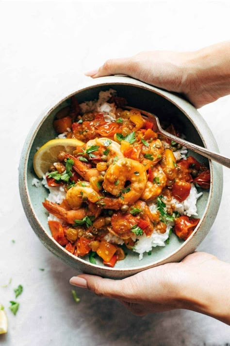 Shrimp Veracruz - my new favorite recipe!! Juicy shrimp in a pepper / tomato spicy, briny sauce served over rice. Oh my gosh, THIS IS SO GOOD. #glutenfree #realfood #shrimp #shrimpveracruz | pinchofyum.com Shrimp Veracruz, Spicy Roasted Cauliflower, Keto Shrimp Recipes, Bowls Recipes, Pinch Of Yum, Healthy Bowls Recipes, Juicy Shrimp, Healthy Bowls, Spicy Shrimp