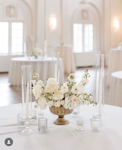 White Wedding Arrangements Centerpieces, White And Cream Centerpieces, White And Cream Floral Arrangements, White Rose Flower Arrangements, All White Wedding Florals, White Floral Centerpieces Wedding, French Opulence, Flowers Installation, Wedding Tablescapes Round