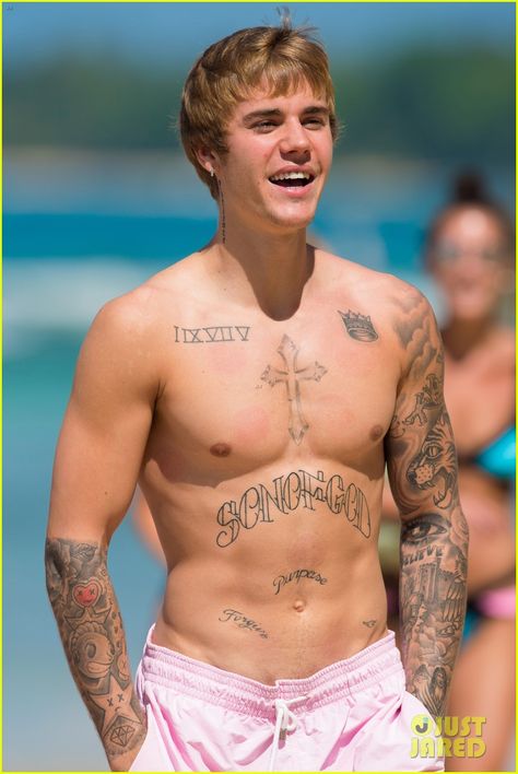 Justin Bieber's Body Is Ripped in New Shirtless Beach Photos! Justin Beiber Tattoo, Justin Beiber Shirtless, Justin Bieber Tattoos, Jonathan Livingston Seagull, Justin Bieber Gif, Believe Tour, Justin Bieber Photos, Bieber Fever, Justin Bieber Pictures