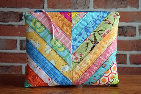 Quilting Digest, Patchwork Sewing, Scrap Fabric Projects, Quilted Gifts, Modern Quilting, Sewing Purses, Small Sewing Projects, Pouch Pattern, Patchwork Bags