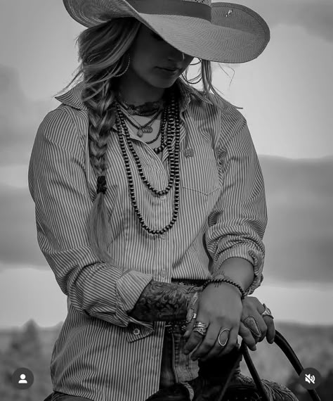 Cowgirl Photoshoot With Horse, Senior Picture Ideas Western, Cowgirl Portrait, Cowgirl Senior Pictures, Cowboy Reference, Horse Snow, 30th Photoshoot, Model Shoot Ideas, Horse Photo Shoot