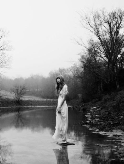 Safe And Sound Taylor Swift, Taylor Swift Black And White, Taylor Swift Black, Taylor Swift Fotos, App Ikon, Forest Aesthetic, Aesthetic Forest, Safe And Sound, Taylor Swift Album