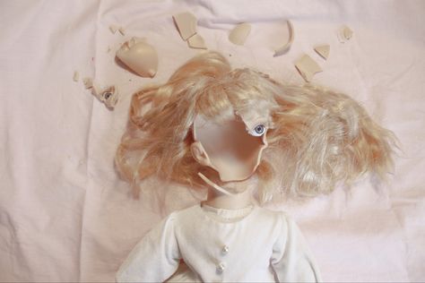 Broken Porcelain Doll, Relatable Characters, Creepy Cute Aesthetic, Sentimental Circus, Gasai Yuno, Flowers In The Attic, Broken Doll, Jane Doe, Doll Aesthetic