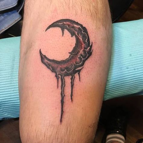 37 Enchanting Moon Tattoo Designs And What They Mean Evil Moon Tattoo, Creepy Moon Tattoo, Moon Tattoo Designs Men, Moon Tattoos Men, Moon Tattoo Men, Black Moon Tattoo, Moon Tattoo Ideas, Cute Halloween Tattoos, Halloween Tattoos Sleeve