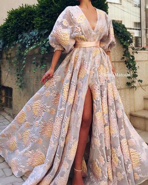 Evening Gowns With Sleeves, V Neck Prom Dresses, Dream Dresses, Royal Princess, فستان سهرة, People Standing, Dress Silhouette, Lantern Sleeve, Beautiful Gowns