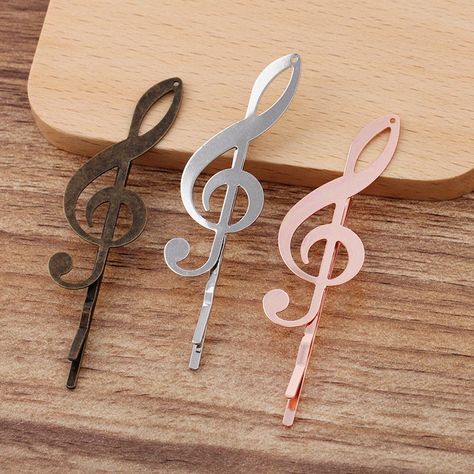 One hole Blank Flower Hair Pins, brass Hair Clip, Blank Bobby Pins Hair Clip Barrette, Hair pin Blank with Music Note Flower Pad ☆ Quantity: 20pcs ☆ Measurement: approx. 2 x 55mm ☆ Music Note Size: 19 x 53mm ☆ Color: Bronze/ Silver/ White Gold/ Gold/ Rose Gold/ KC Gold ☆ Material: Copper (Nickel & Lead free) Kind notice: We do also have gun-metal color, if you need, you can leave us a note when check out. P.S. If you want to order more quantity.Pls contact us feel free. Your satisfaction is Music Note Hair Clip, Cute Hairclips, Piano Clothes, Cute Hair Pins, Vintage Hair Pins, Kawaii Hair Accessories, Cute Hair Clip, Flower Hair Pins, Bobby Pin Hairstyles