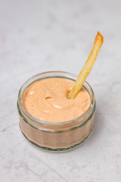 Fry Sauce Recipe Easy, Fry Sauce Recipe, Fridge Essentials, Best French Fries, Easy Dipping Sauce, Fancy Foods, Fried Chips, Homemade Fries, Seafood Sauce