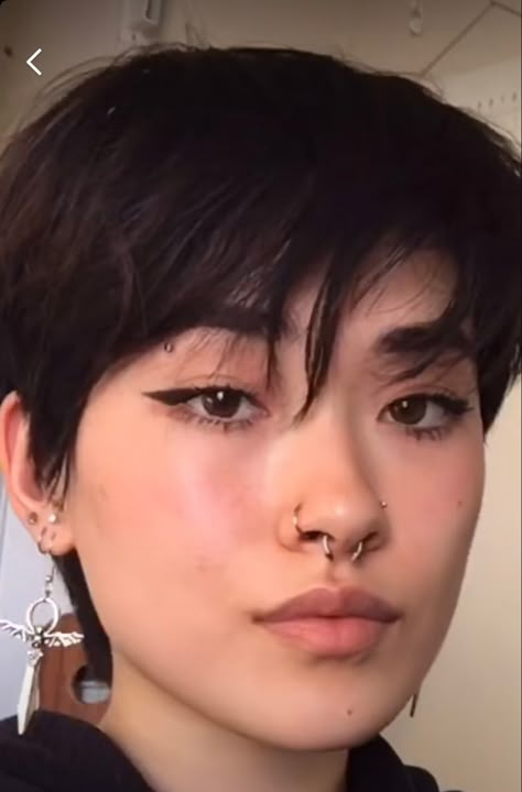 Septum Piercing On Women, Short Hair Piercings, Tomboy Makeup Looks, Short Hair And Piercings, Masc Piercings, Tomboy Makeup Ideas, Queer Piercings, Septum And Nose Piercing, Septum Piercing Aesthetic