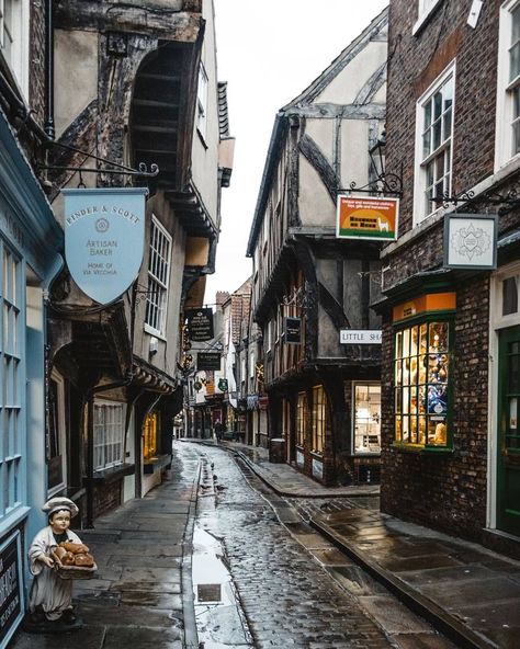 York city break. What to see, where to eat and what to do in one of the prettiest cities in England. - KATYA JACKSON British City Aesthetic, York City England, York Aesthetic England, Old England Aesthetic, Drawing Principles, Cities In England, Yorkshire Sayings, Uk Aesthetic, City Of York