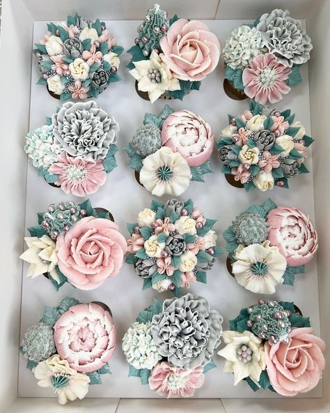 Floral Baby Shower Cupcakes, Cupcake Piping, Elegant Cupcakes, Decorated Cupcakes, Frosting Techniques, Fancy Cupcakes, Pretty Cupcakes, Cupcake Cake Designs, Floral Cupcakes