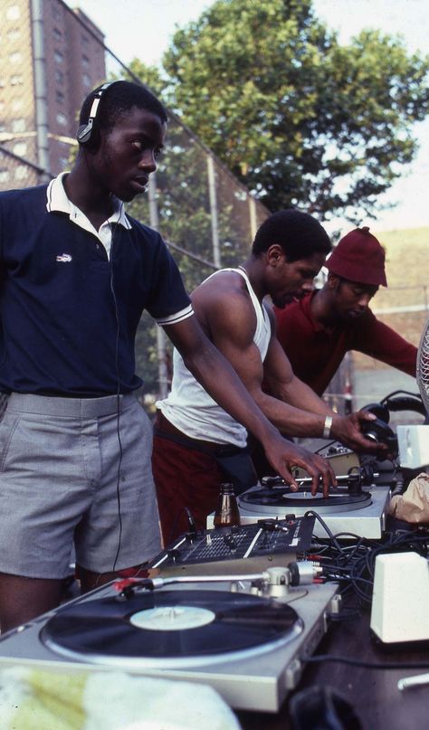 80s Nyc, Jamel Shabazz, Arte Jazz, Cultura Hip Hop, Real Hip Hop, People Watching, Estilo Hip Hop, Block Party, Hip Hop Culture