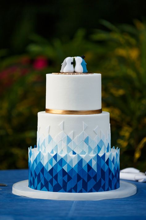 Modern Blue Ombre Geometric Cake Blue Themed Wedding Cake, Blue Ombre Wedding Cake, Office Cake, Blue Ombre Wedding, Torte Blu, Ombre Wedding Cake, Crazy Wedding Cakes, Modern Birthday Cakes, Geometric Cake